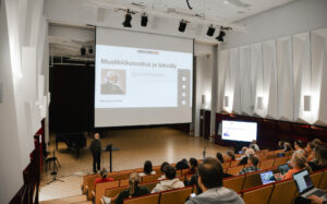 Musiikkikampuksen foorumissa Tamkin lehtori Matti Ruippo pitämässä luentoa tekoälystä musiikkikasvatuksessa