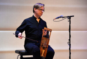 Mies soittamassa jouhikkoa.