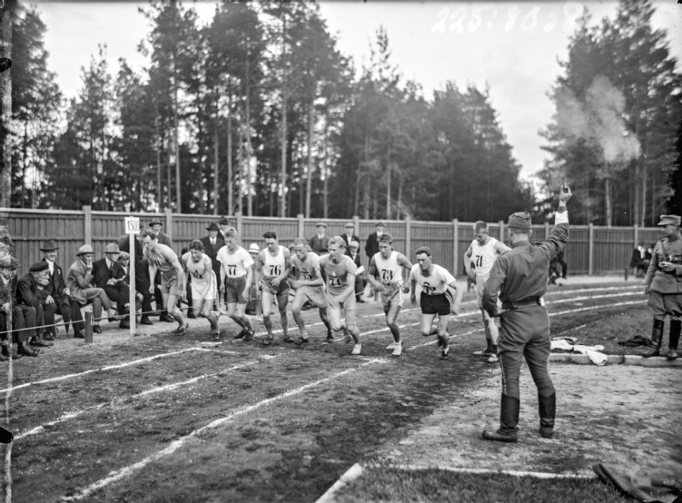 Mustavalkokuva miesten juoksukilpailusta