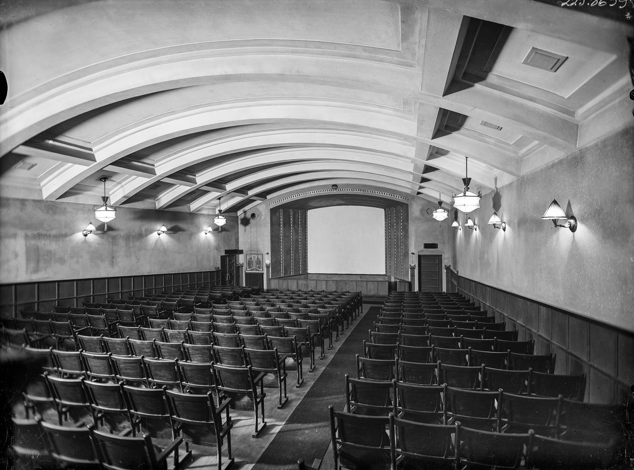 Mustavalkokuva tyhjästä elokuvateatterin salista