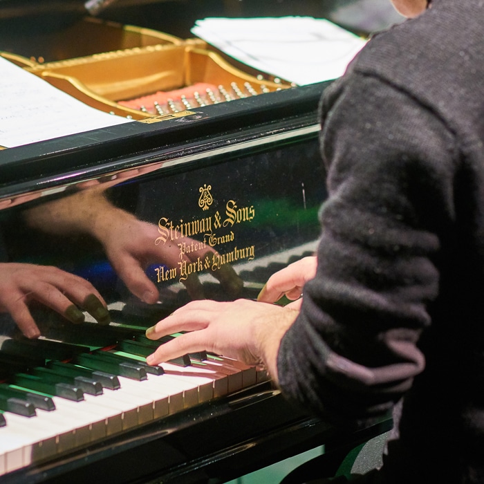 Lähikuva pianistin käsistä